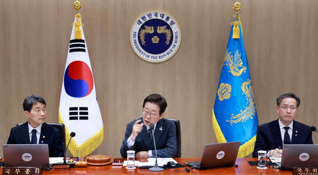 이재명 대통령이 24일 서울 용산 대통령실 청사에서 열린 국무회의를 주재하며 발언하고 있다. 연합뉴스.